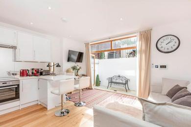 Apartments 2 bed garden flat with air con by Fulham Broadway