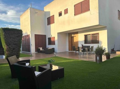 Hotel Modern 5-bedroom villa with pool
