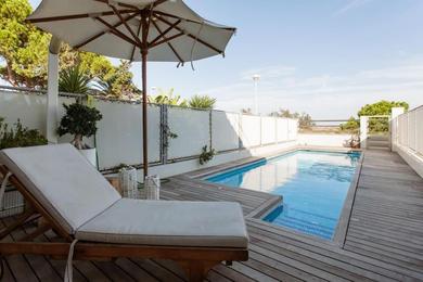 Apartments Adosado frente al mar con piscina privada