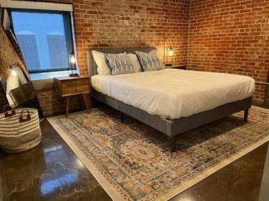 Апартаменты Luxury 2 bedroom apt with exposed brick downtown