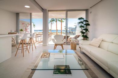 Apartments LIVE ON THE EDGE OF THE SEA: NEW BEACHFRONT CONDO