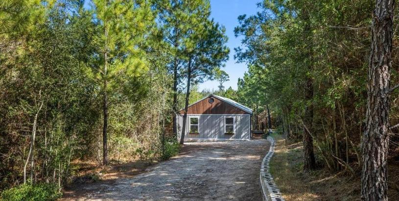 Hotel Modern Cabin Nestled in a Pine Forest Near Austin