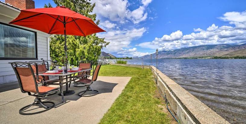Дом отдыха Waterfront Lake Osoyoos Cottage with Beach and Patio!
