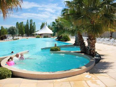 Дом отдыха Bungalow de 3 chambres avec piscine partagee jardin amenage et wifi a Vias a 2 km de la plage