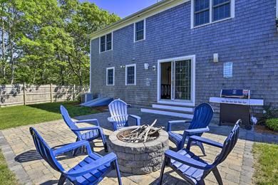 Дом отдыха Cape Cod Home with Game Room - 3 Mi From Mayflower!