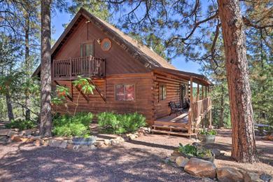 Дом отдыха Charming Rustic Cabin in the Pines with Deck and Views!