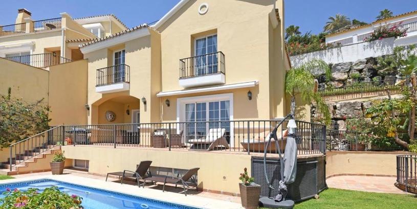 Villa Villa in El Angel Sleeps 8 with Pool and Air Con
