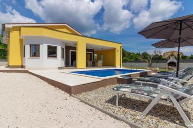 Modern villa Eve in Medulin with pool near the beach