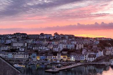 Апартаменты Luxury dog friendly home in Brixham harbour with sea views and free parking