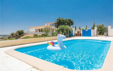 Дом отдыха Amazing home in Lora del Rio with WiFi, Outdoor swimming pool and 5 Bedrooms
