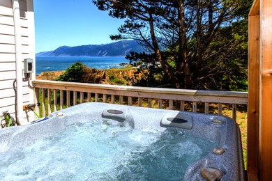 Отель Cozy Oceanview! Hot Tub! Oceanfront! Shelter Cove, CA