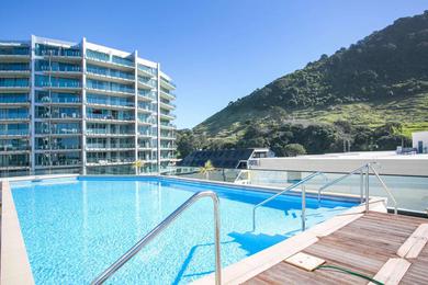 Апартаменты Superb Elevated Views of Harbour with Heated Pool, Gym & Parking