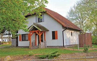 Stunning home in Fuhlendorf with 4 Bedrooms and WiFi