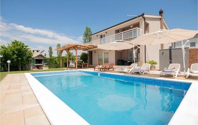 Holiday home Stunning home in Donji Vinjani with Outdoor swimming pool, WiFi and 4 Bedrooms