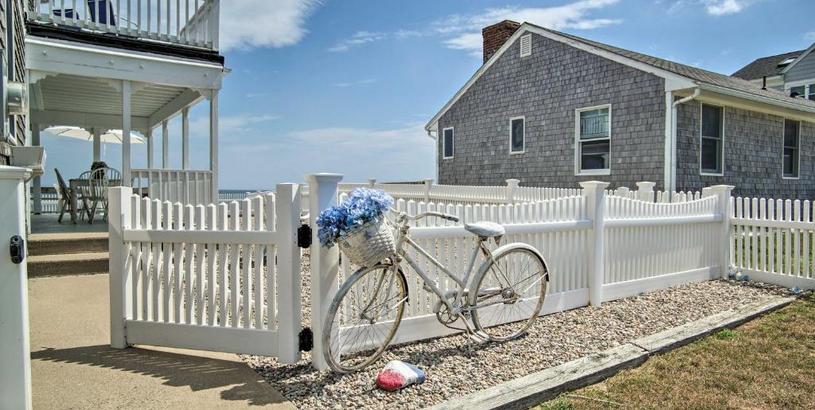 Holiday home Oceanfront Getaway with 2 Decks and Beach Access!