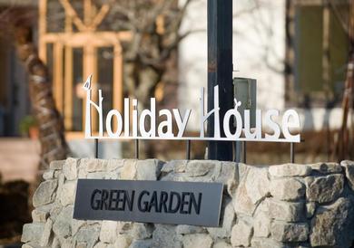 Отель Holiday House Green Garden