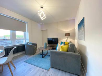 Apartments 2 Bedroom Apartment by Central Serviced Apartments - Monthly Bookings Welcome - FREE Street Parking - WiFi - Smart TV - Ground Level - Family Neighbourhood - Sleeps 4 - 1 Double Bed - 2 Single Beds - Heating 24-7