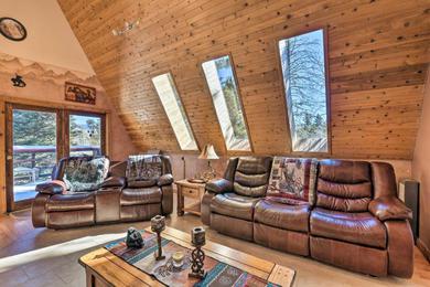 Дом отдыха Cozy Angel Fire Cabin 10 Min from Ski Slopes!