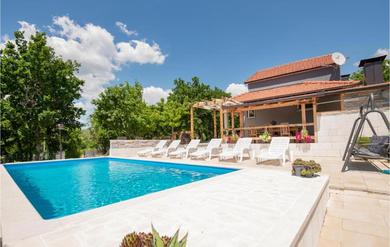 Holiday home Stunning Home In Donji Vinjani With Wifi, Outdoor Swimming Pool And Jacuzzi
