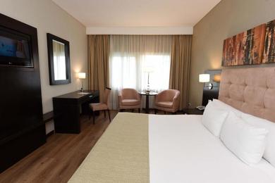 Отель Howard Johnson Resort & Convention Center Ezeiza