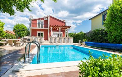 Holiday home Beautiful Home In Trilj With 6 Bedrooms, Wifi And Outdoor Swimming Pool
