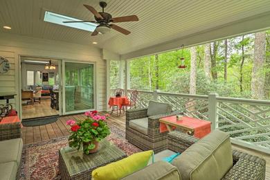 Highlands Cottage with Sunroom about 1 Mile to Downtown!