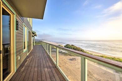 Holiday home Oceanfront Home with Hot Tub and Sauna, 8 Mi to Newport
