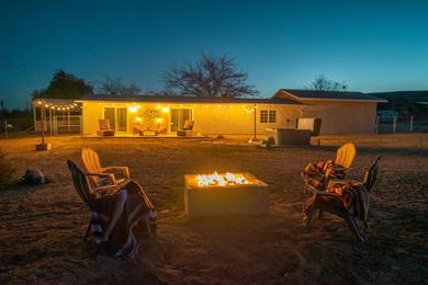 Дом отдыха Easy Rider Ranch by Hi Desert Dwellings with Hot Tub Fire Pit and Hammocks Under the Stars