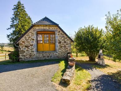 Holiday home Former farmhouse fully renovated with garden near the Auvergne volcanoes