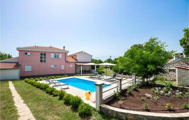 Amazing Home In Studenci With 4 Bedrooms, Jacuzzi And Outdoor Swimming Pool
