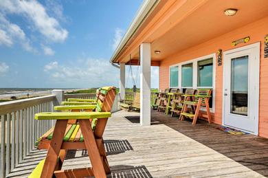 Дом отдыха Beachfront Crystal Beach Home with Deck and Patio
