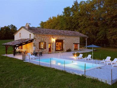 Holiday home P rigord house with private swimming pool in the middle of unspoiled nature
