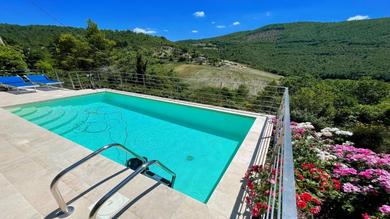 Private pool villa and cottage in Spoleto