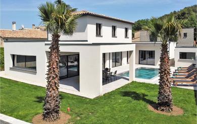 Дом отдыха Stunning home in Saint-Genis-de-Comola with WiFi, 5 Bedrooms and Outdoor swimming pool