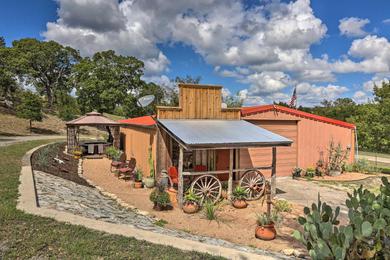 Apartments Kerrville Studio - Mins to River and Wineries!