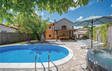 Дом отдыха Stunning Home In Pazin With Jacuzzi, Wifi And Outdoor Swimming Pool