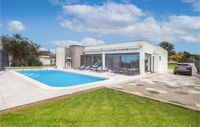 Holiday home Amazing Home In Peroj With 3 Bedrooms, Private Swimming Pool And Outdoor Swimming Pool