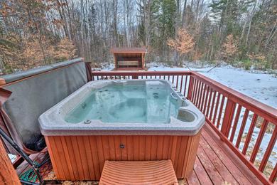 Secluded Johnsburg Outdoor Oasis - Private Hot Tub