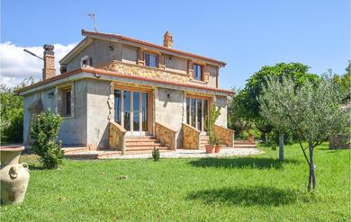 Holiday home Beautiful home in Isola di Capo Rizzuto with 3 Bedrooms