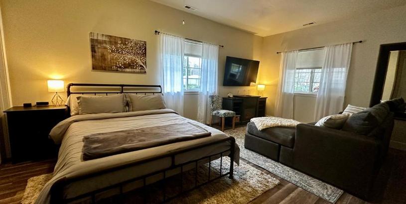 Гостевой дом Sonia's Guest Suite in Montesano-Gateway to Olympic National Park