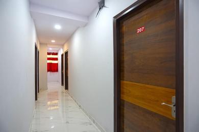Hotel OYO Three Kings Near Janakpuri Dilli Haat