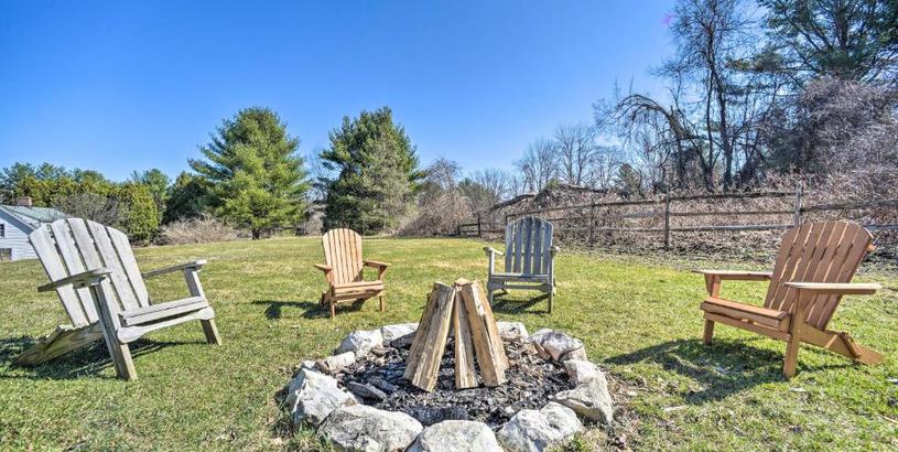 Дом отдыха Serene Great Barrington Cottage with Fire Pit!