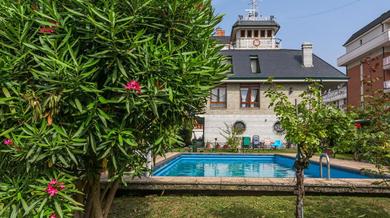 Вилла Casa marinera con piscina y jardín.