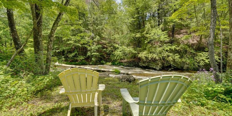 Hotel Riverfront Vermont Vacation Rental with Hot Tub