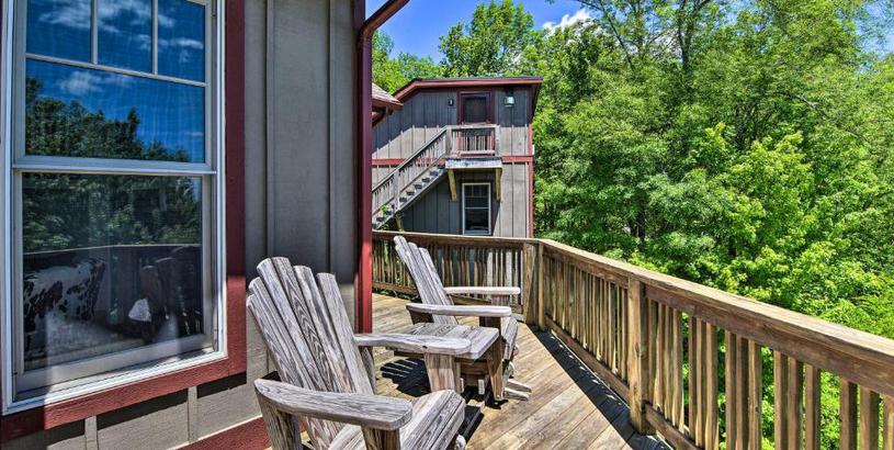Holiday home Home Spacious Deck 1 Mi to Otter Falls Trail