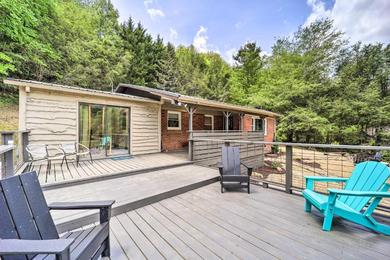 Holiday home Pet-Friendly Home with Deck and Grill Near Asheville!