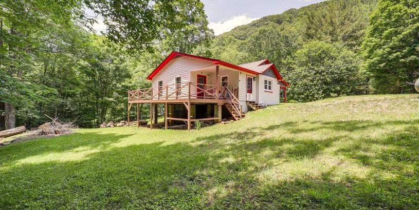 Hotel Pet-Friendly Bakersville Home with On-Site Stream!