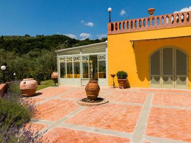 Дом отдыха Bright Farmhouse in Montecatini Terme with Swimming Pool