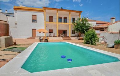 Holiday home Awesome home in Villanueva del Rey with WiFi, 5 Bedrooms and Outdoor swimming pool