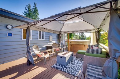 Hotel Edmonds Retreat with Private Hot Tub and Backyard!